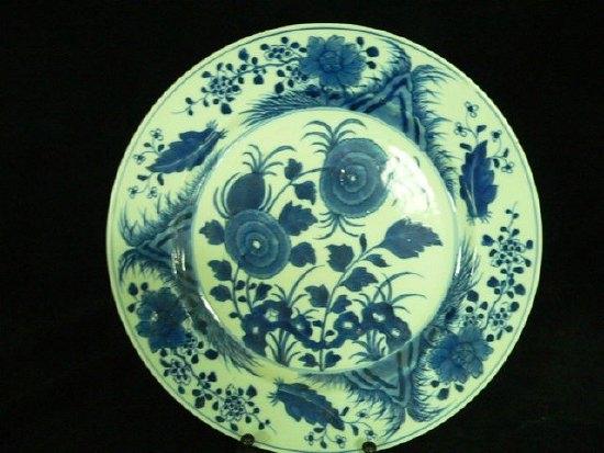 Appraisal: A K'ang Hsi plate finely painted chrysanthemums and other flowers