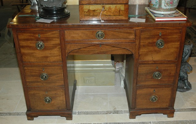 Appraisal: A GEORGE III MAHOGANY KNEE HOLE DESK The rectangular top