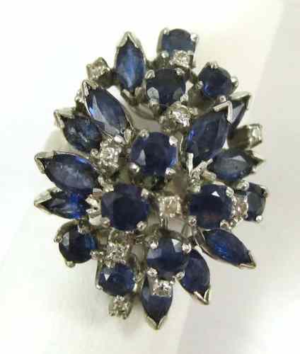 Appraisal: SAPPHIRE DIAMOND AND EIGHTEEN KARAT GOLD RING The white gold