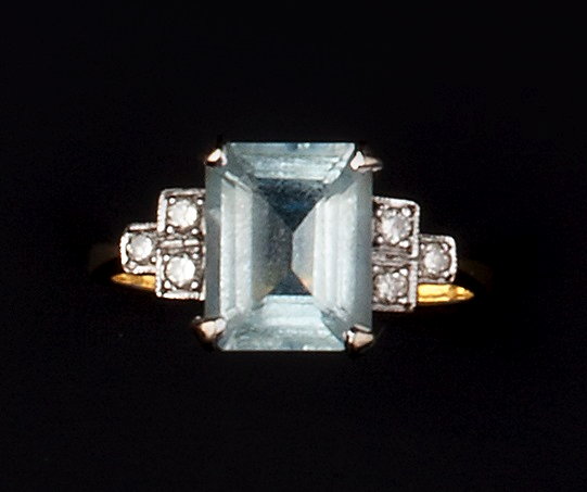 Appraisal: AN ART DECO STYLE AQUAMARINE AND DIAMOND RING the rectangular