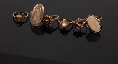 Appraisal: A quantity of dress rings including a garnet cluster ring