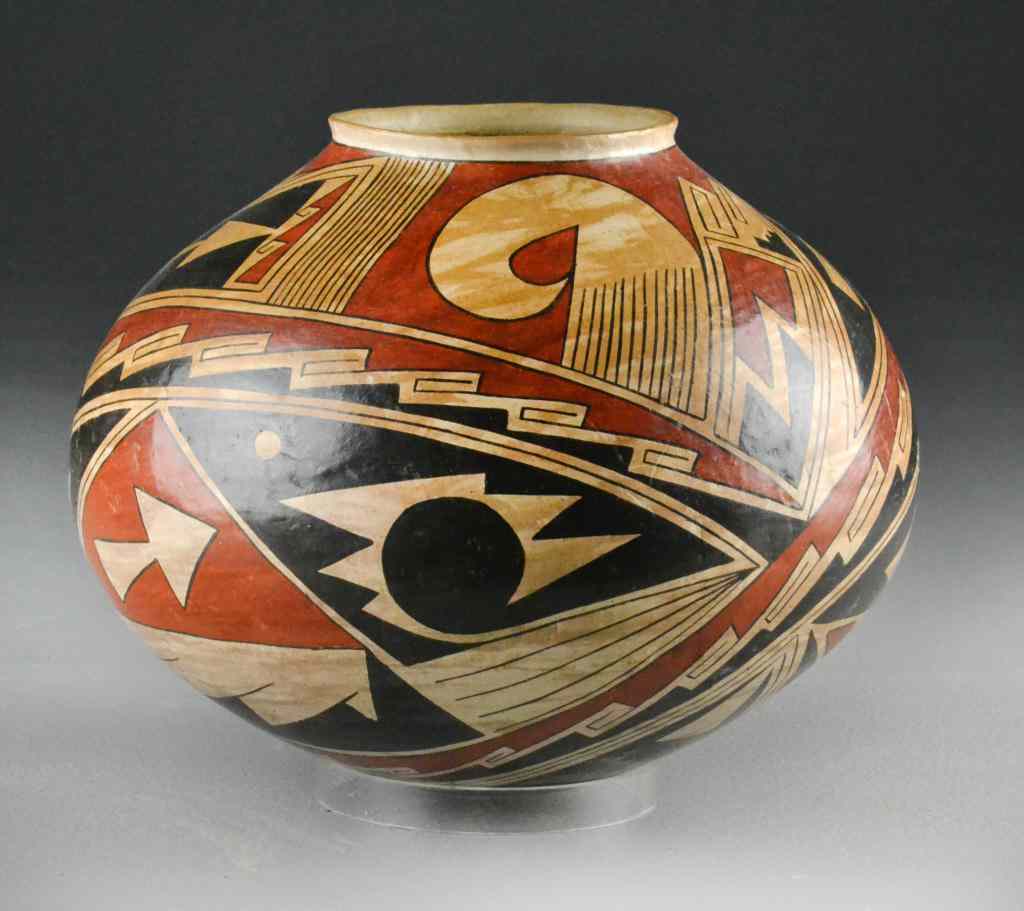 Appraisal: American Indian Clay Pot - Nicolas QuizadaBulbous pot with short