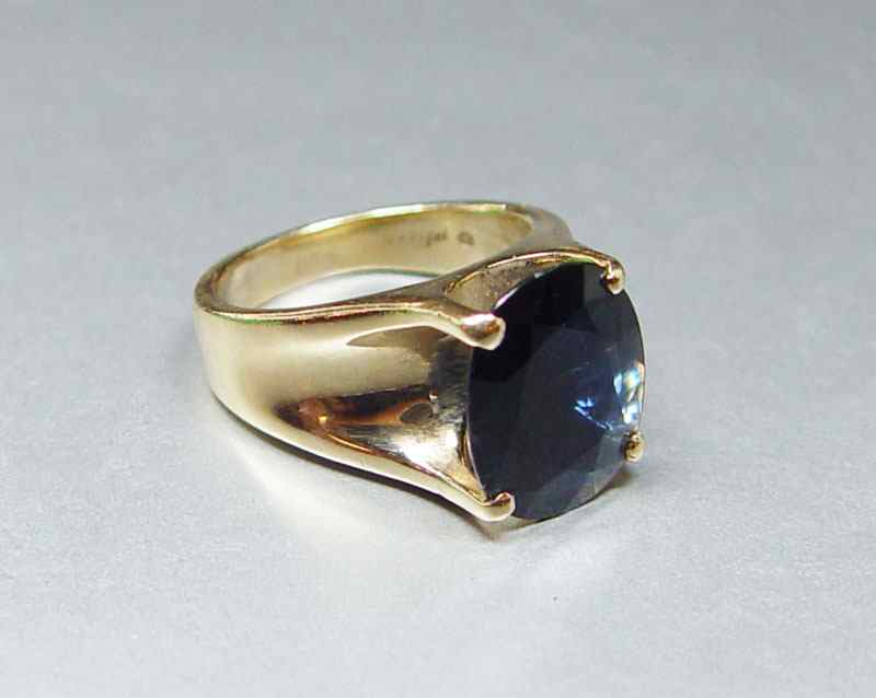 Appraisal: CT SAPPHIRE SOLITAIRE RING K yellow gold ring contains one