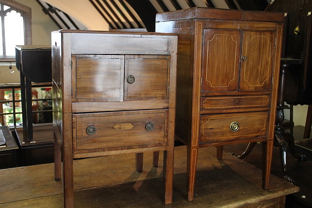 Appraisal: A GEORGIAN MAHOGANY AND BOXWOOD STRUNG GENTLEMAN'S WASH STAND with