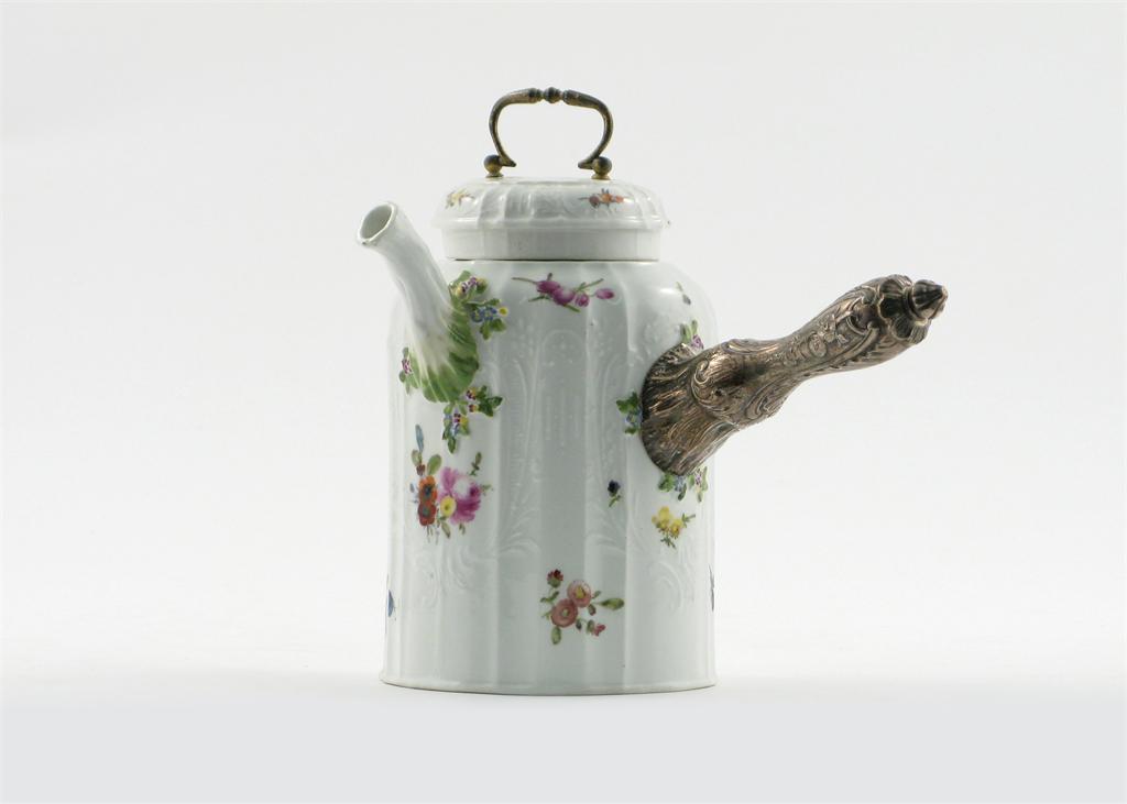 Appraisal: A Meissen chocolate pot and cover