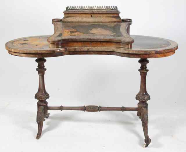 Appraisal: A Victorian kidney shaped writing table on splay feet cm