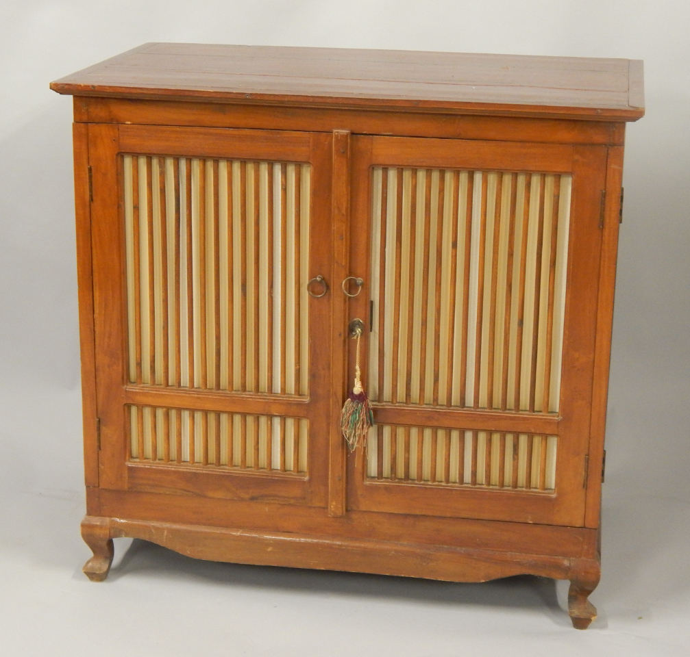 Appraisal: An Eastern hardwood food type cupboard with the rectangular top