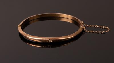 Appraisal: A ct rose gold hinged bangle gypsy set with a