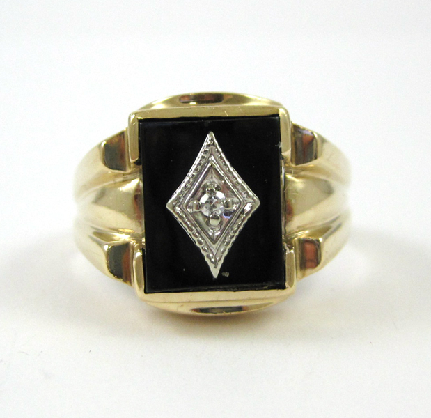 Appraisal: MAN'S BLACK ONYX AND DIAMOND RING The k yellow gold