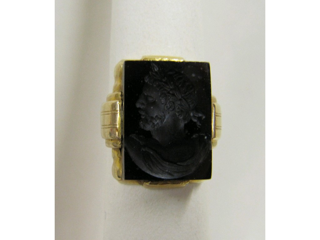 Appraisal: Gents unmarked gold intaglio ring depicting classical male head in