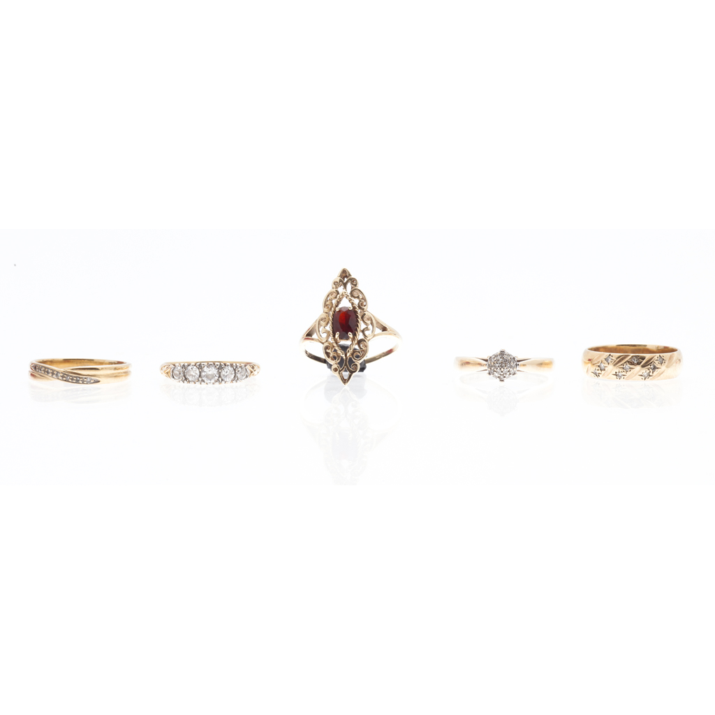 Appraisal: A collection of rings to include a diamond cluster ring