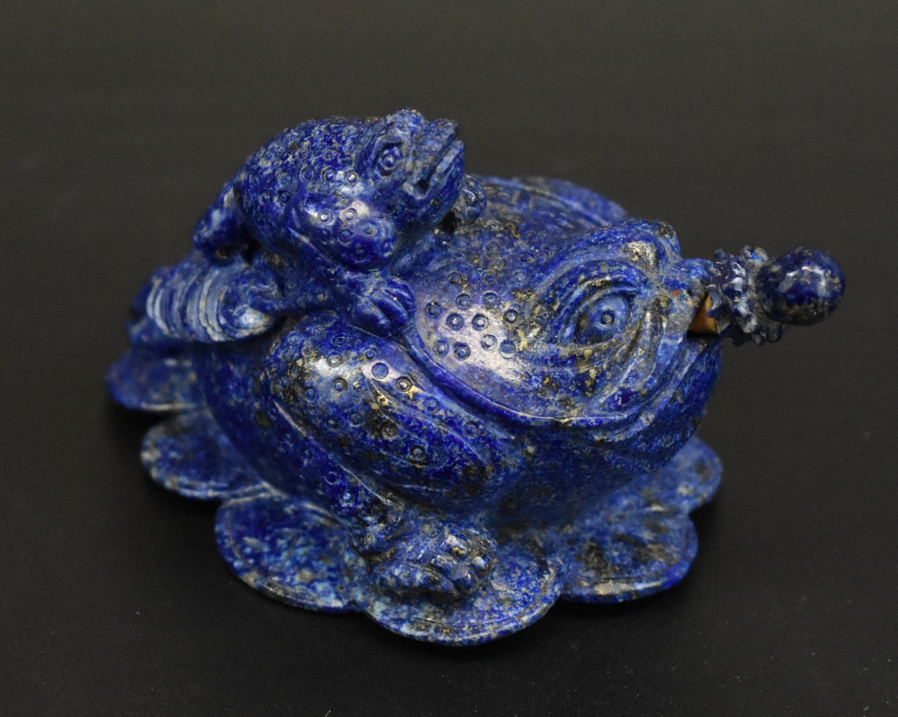 Appraisal: A Chinese lapis carved toad snuff bottle dating from the