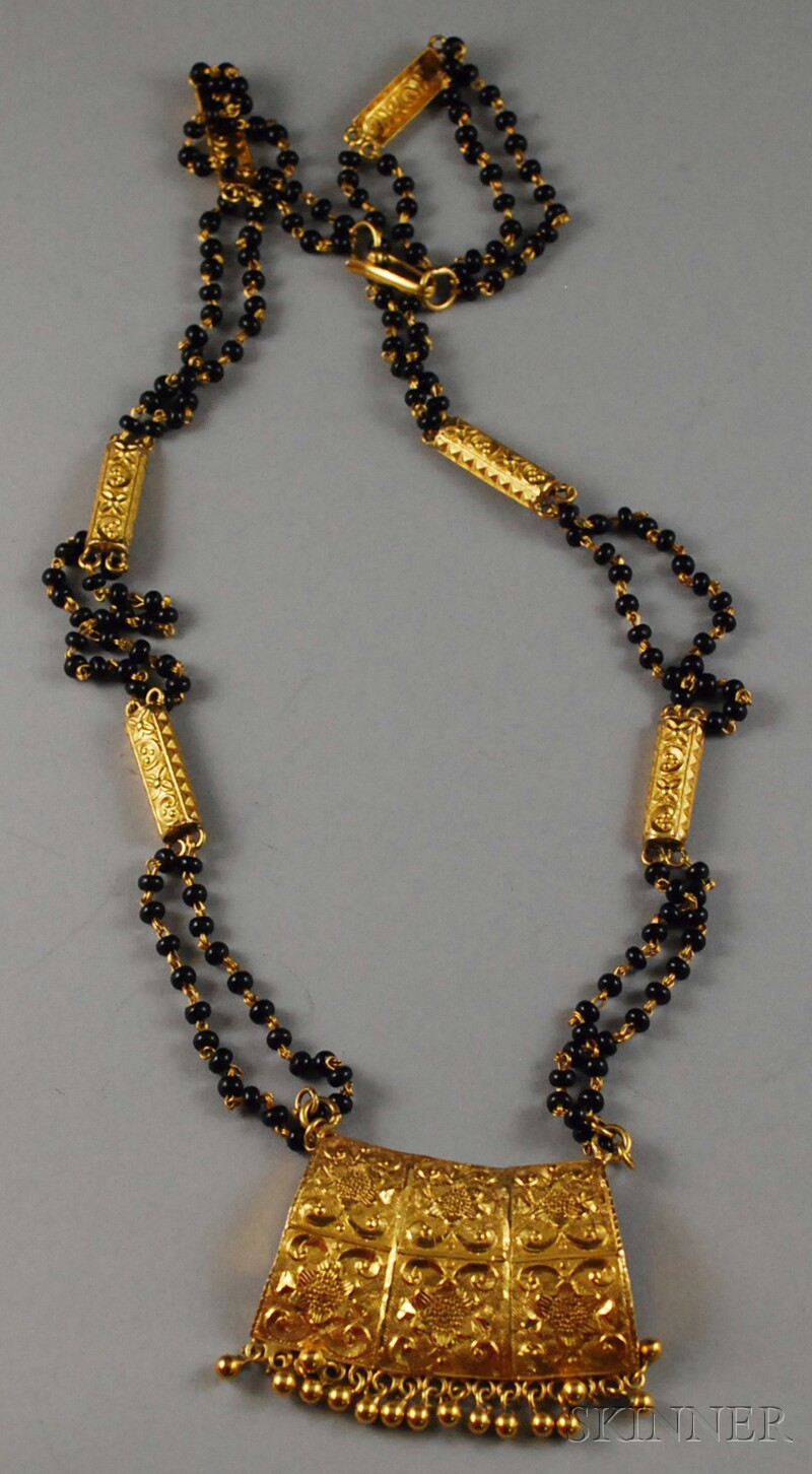 Appraisal: kt Gold Indian Necklace the chain composed of gold brick-shaped