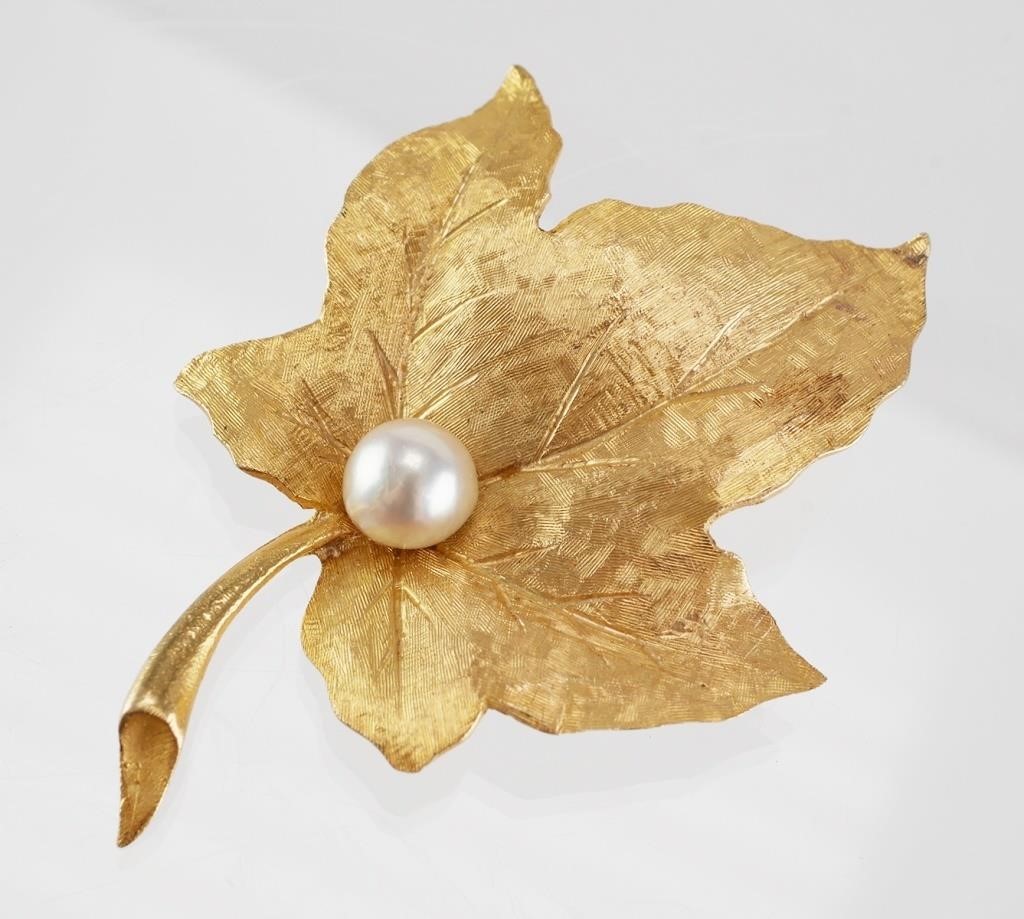 Appraisal: K yellow gold maple leaf with mm pearl Approx long