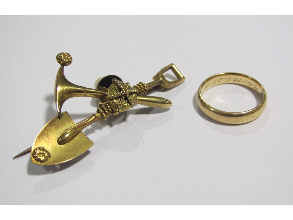 Appraisal: Lot comprising a yellow metal gardening bar brooch and an