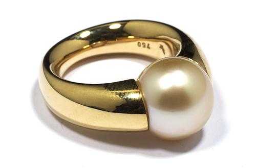 Appraisal: PEARL AND GOLD-RING Yellow gold Casual-elegant solid tension ring with