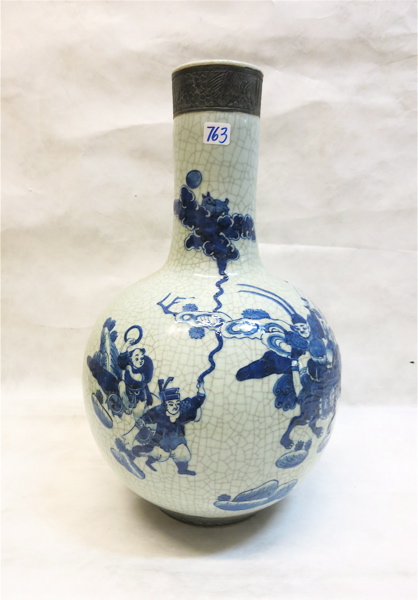 Appraisal: CHINESE PORCELAIN VASE late Qing Dynasty late th early th