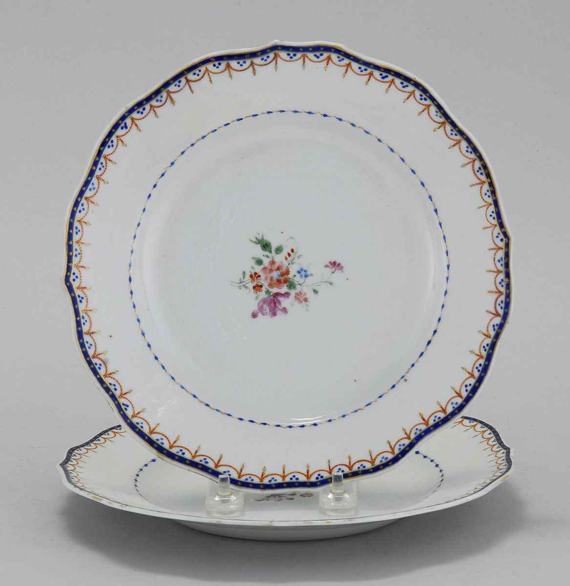 Appraisal: PAIR OF CHINESE EXPORT PORCELAIN SERVICE PLATESCirca Decorated with famille