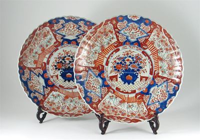 Appraisal: A large pair of Japanese Imari fluted dishes decorated with