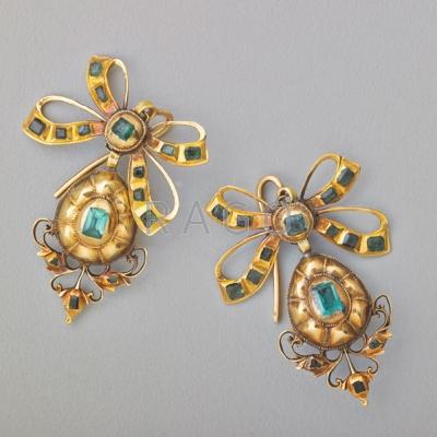 Appraisal: SPANISH GOLD AND COLUMBIAN EMERALD EARRINGS Ribbon bows and pendeloques