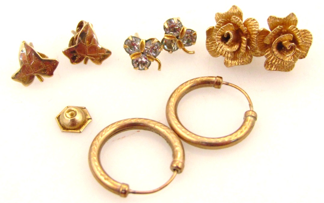 Appraisal: Various earrings to include a hoop pair floral set etc