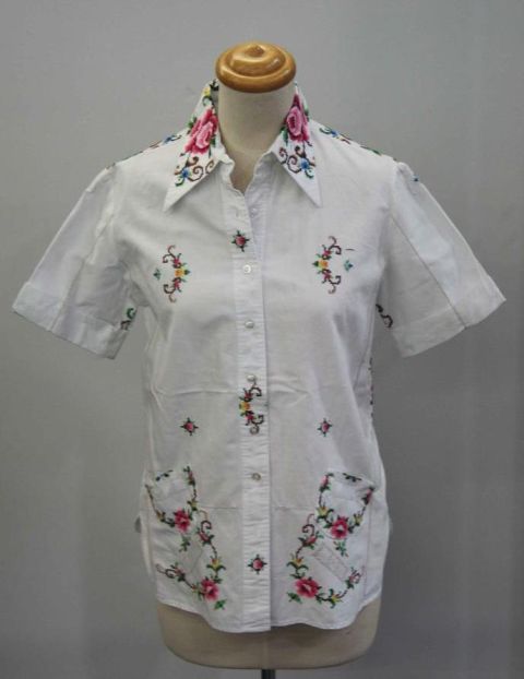 Appraisal: Blouse in white cotton with cross stitched floral embroidery circa