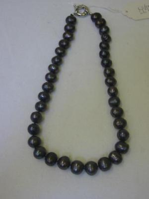 Appraisal: A STRING OF BLACK FRESHWATER PEARLS comprising large beads with