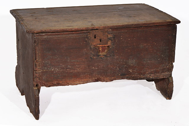 Appraisal: A TH CENTURY OAK SIX PLANK COFFER the lid and