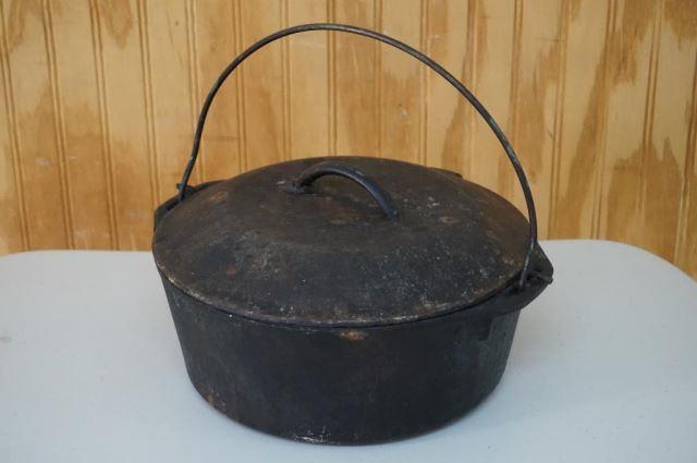 Appraisal: Vintage Cast Iron qt Dutch Oven Old U S made