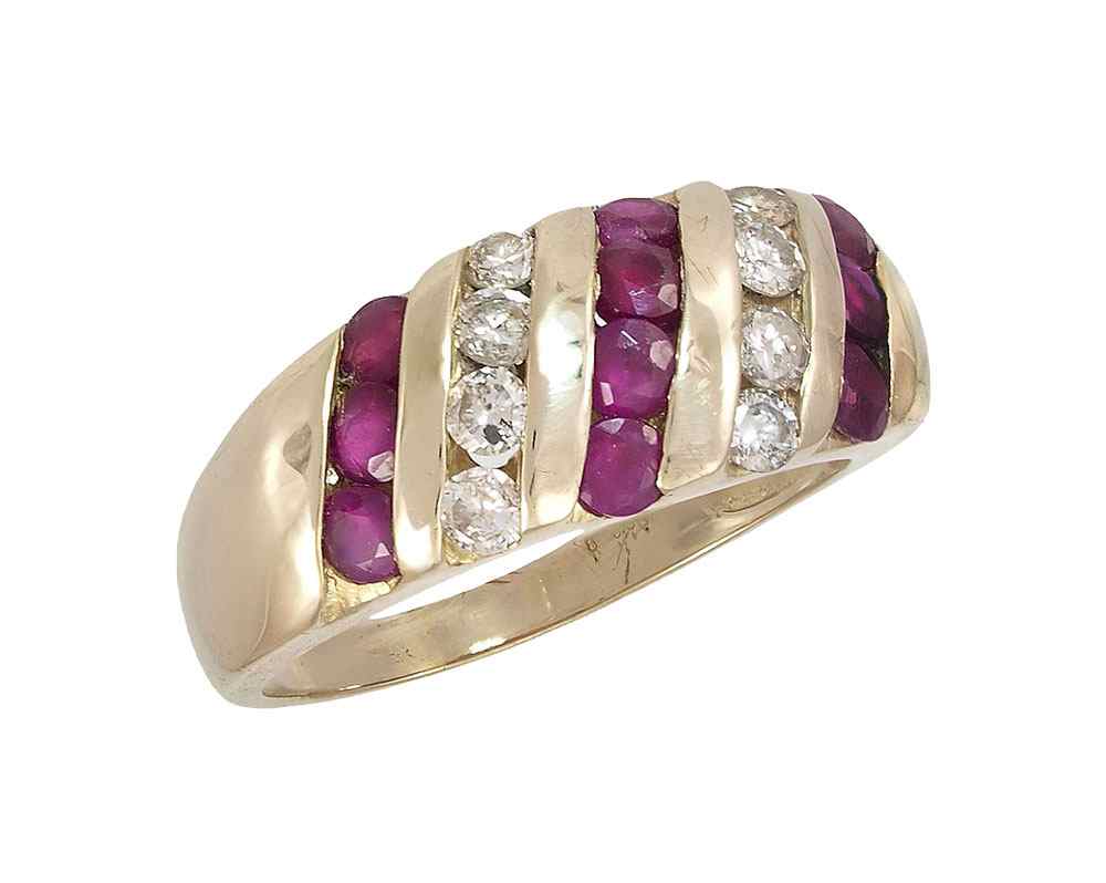 Appraisal: K DIAMOND AND RUBY RING K yellow gold ring contains