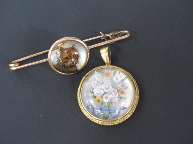 Appraisal: A TH CENTURY REVERSE INTAGLIO CRYSTAL PENDANT depicting a ribbon-tied