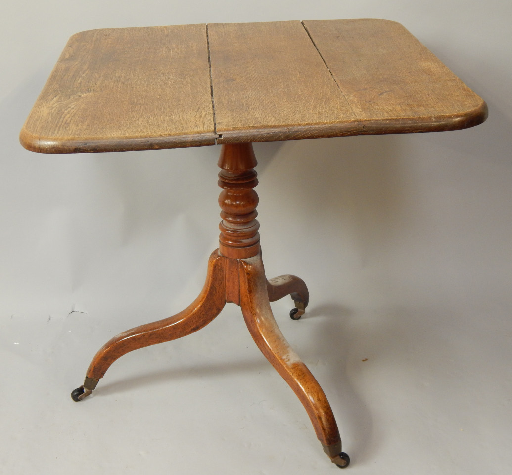 Appraisal: An early thC oak and mahogany tilt top table with