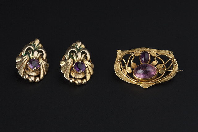 Appraisal: A VARI GEM-SET BROOCH of arts and crafts style the