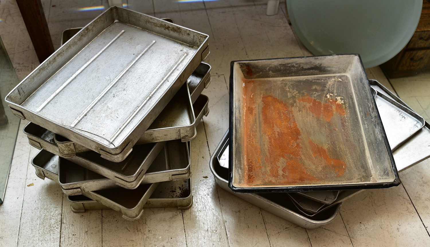 Appraisal: A QUANTITY OF ALUMINIUM AND ENAMELLED TRAYS h x w