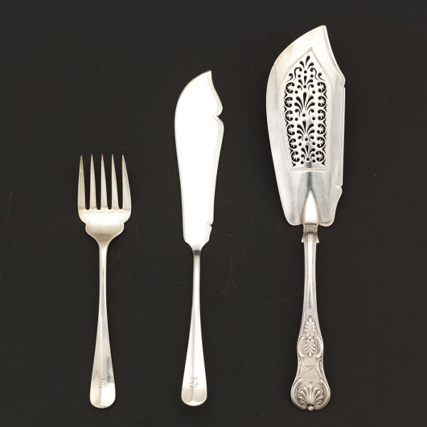 Appraisal: THREE ENGLISH STERLING SILVER SERVING UTENSILS Including large heavy fish