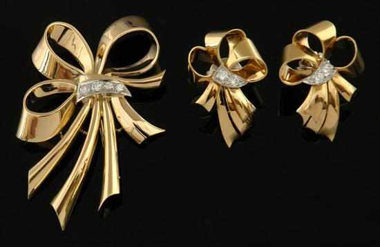 Appraisal: A diamond bow brooch and earring suite Of retro design