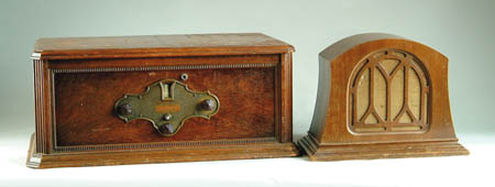 Appraisal: FINE WINCHESTER CABINET RADIO Appears to be 's built in