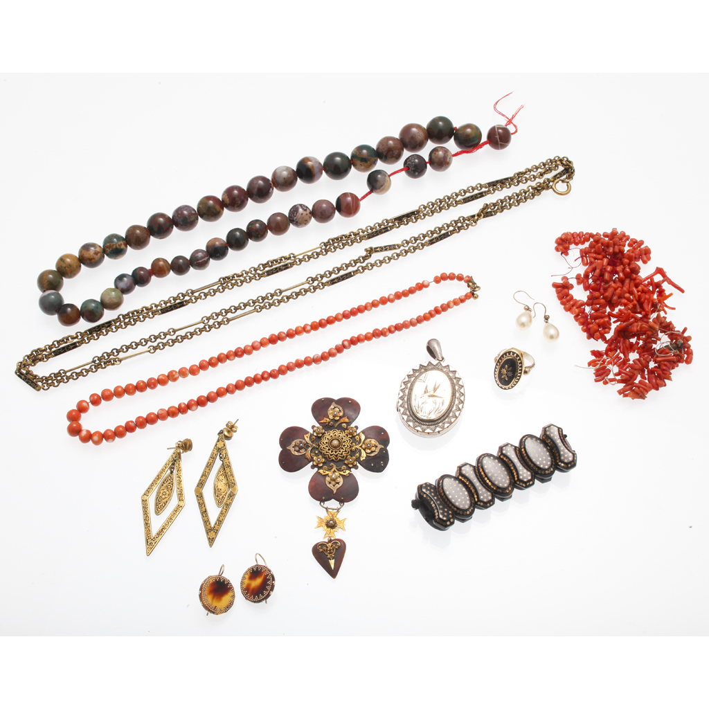 Appraisal: A collection of jewellery to include a slightly graduated coral