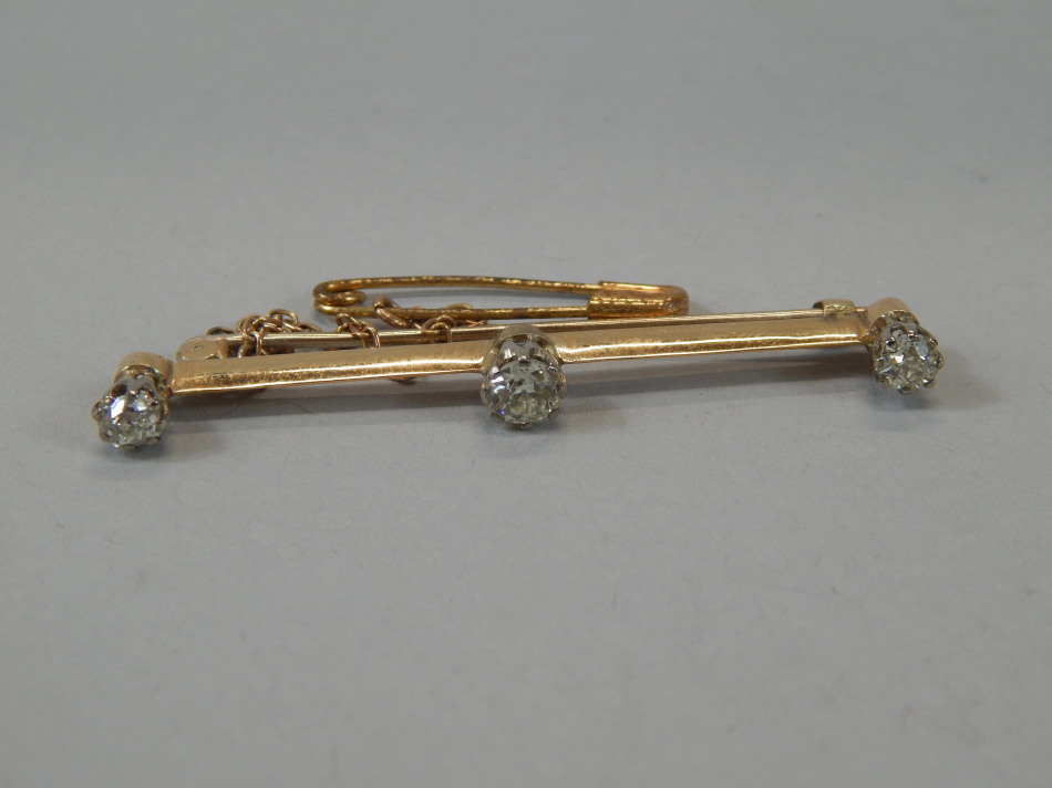 Appraisal: A thC diamond bar brooch set with three round brilliant