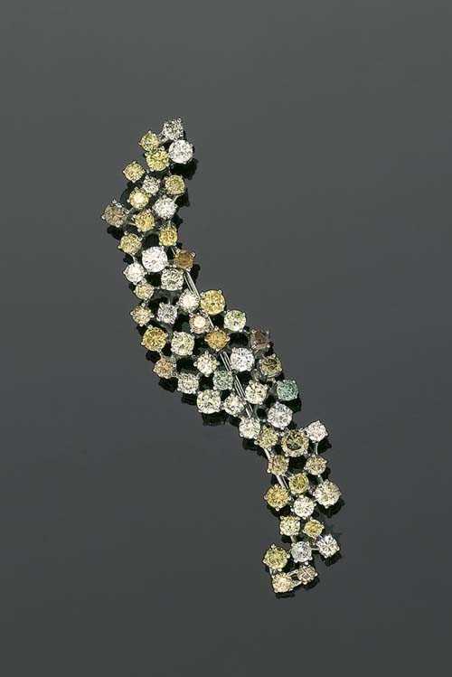 Appraisal: BRILLIANT-CUT DIAMOND BROOCH White gold Attractive elongated curved brooch completely