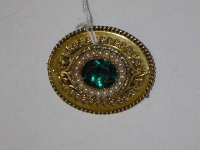 Appraisal: A GEORGIAN OVAL GOLD BROOCH with central green stone surrounded