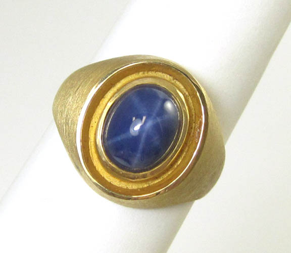 Appraisal: MAN'S STAR SAPPHIRE RING The k yellow gold setting features