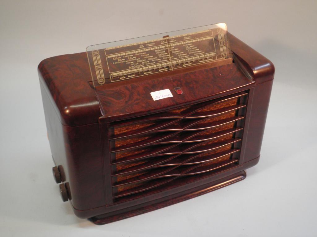 Appraisal: A Philips bakelite radio