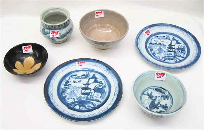 Appraisal: SIX PIECES CHINESE PORCELAIN AND POTTERY Four are blue and