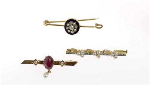 Appraisal: LOT GOLD AND PEARL BAR BROOCHES ca - Yellow and