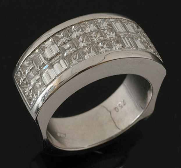 Appraisal: A diamond dress ring The wide band comprising twelve rows