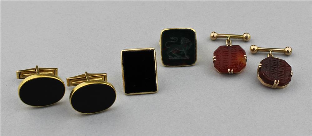 Appraisal: K YELLOW GOLD AND ONYX CUFFLINKS TWO K YELLOW GOLD