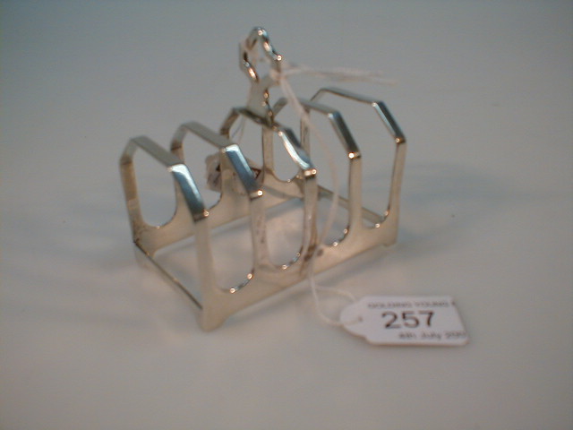 Appraisal: A Viners of Sheffield silver five bar toast rack Sheffield