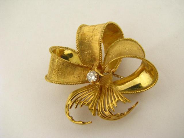 Appraisal: K Yellow gold brooch in ribbon bow design with round