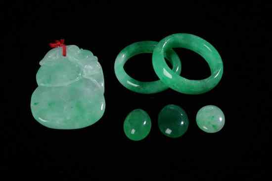 Appraisal: SIX PIECES APPLE GREEN AND EMERALD JADE Double gourd pendant